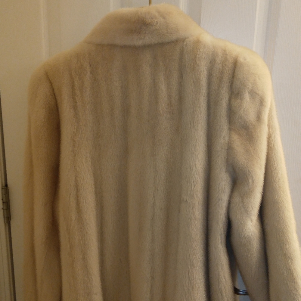 Avanti Mink short cream color coat